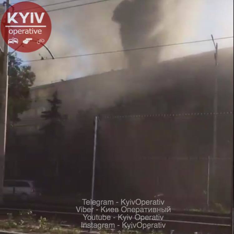 У Києві спалахнула пожежа в будівлі нового каналу Мураєва: фото і відео