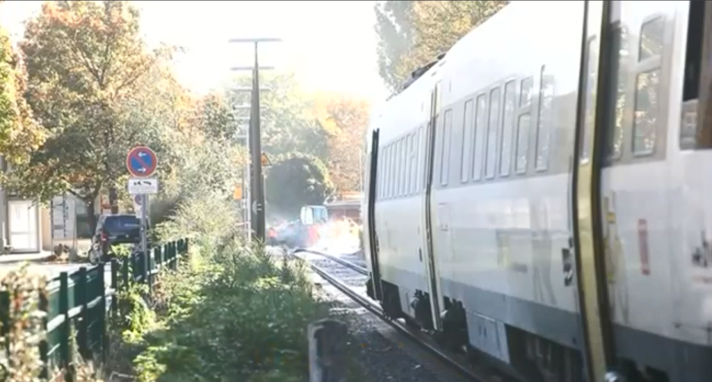 У Німеччині потяг і вантажівка потрапили в жахливу ДТП: з'явилися фото