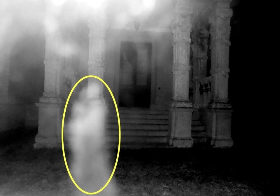 Настоящая жуть: фотограф снял двух обнимающихся призраков