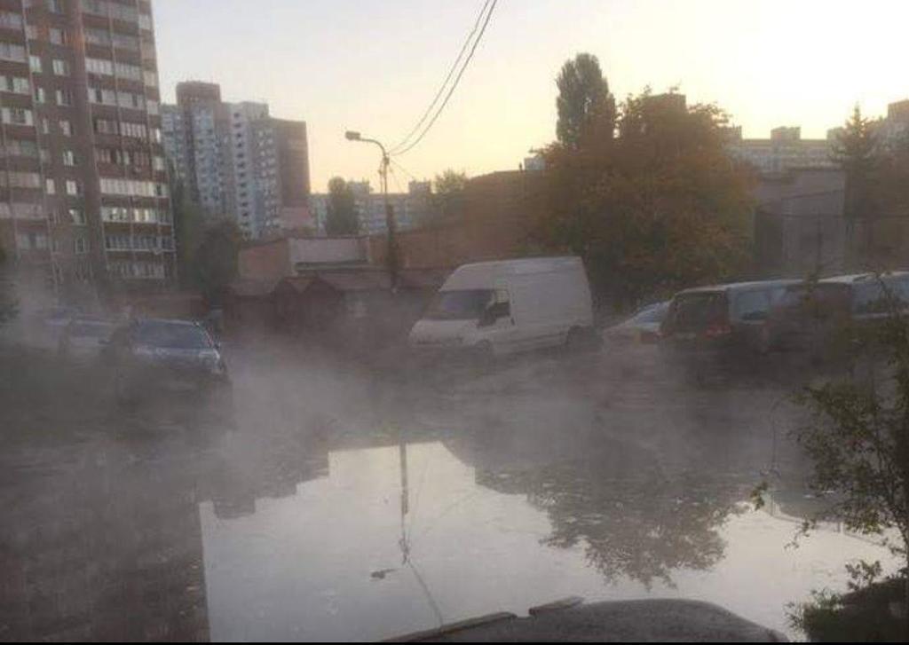 У Києві прорвало труби із гарячою водою: фото