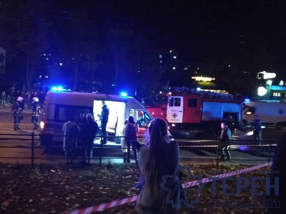 Автобус раздавил полицейское авто в Тернополе