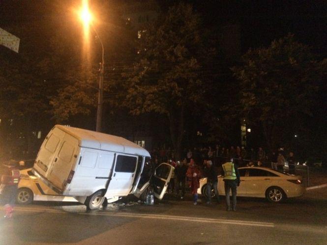 Автобус розчавив поліцейське авто в Тернополі: опубліковані фото і відео