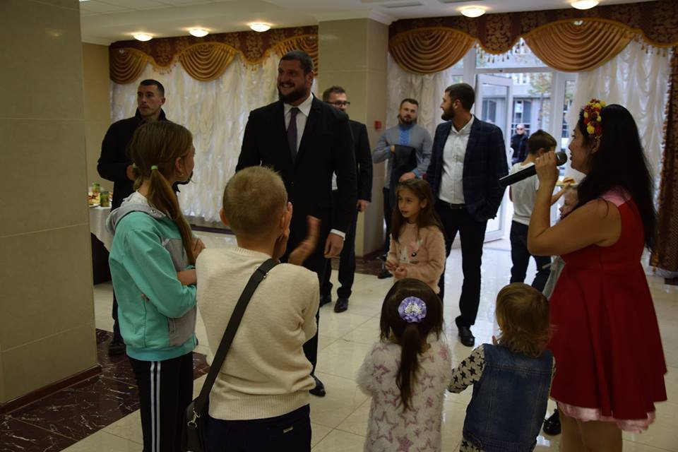 "Делаем все, чтобы вы чувствовали поддержку": Алексей Савченко встретился с семьями погибших военных