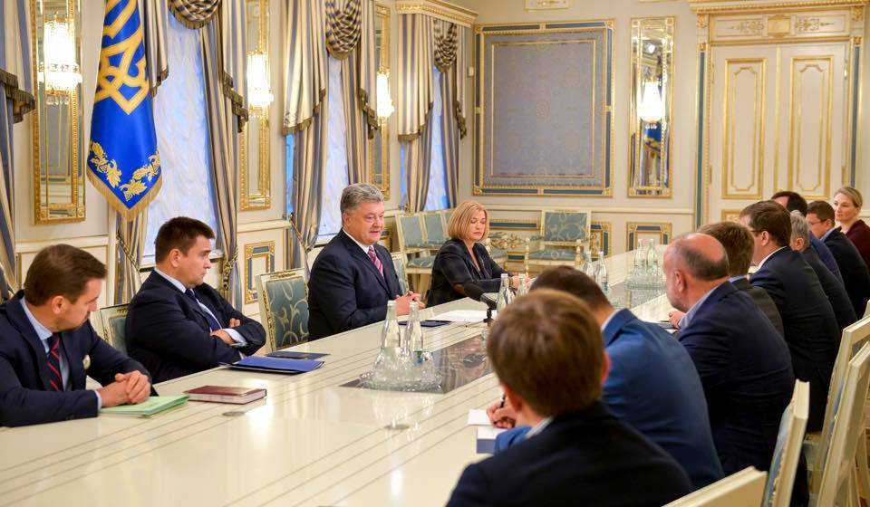 ''Російська осінь і весна не пройшла'': Порошенко привітав делегацію в ПАРЄ з перемогою