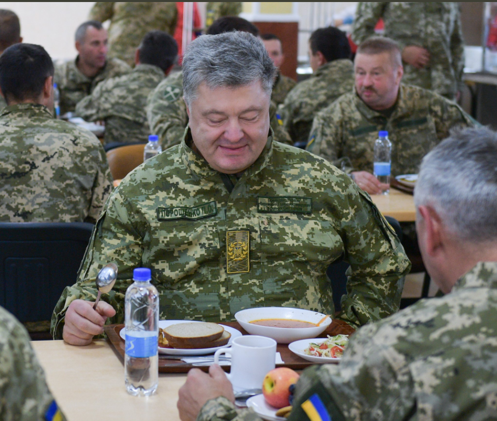 Порошенко поїв у солдатській їдальні: фото меню президента