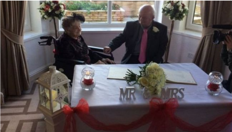 100-летняя женщина вышла замуж за 74-летнего возлюбленного