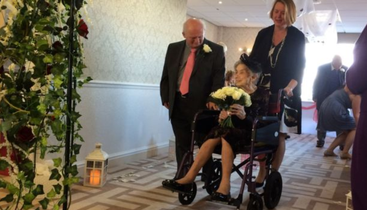 В Великобритании 100-летняя женщина вышла замуж за 74-летнего возлюбленного: трогательные фото
