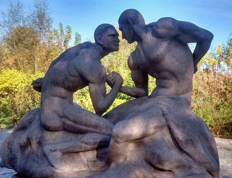 ''А королі-то голі'': в Україні встановили дивний пам'ятник братам Кличкам