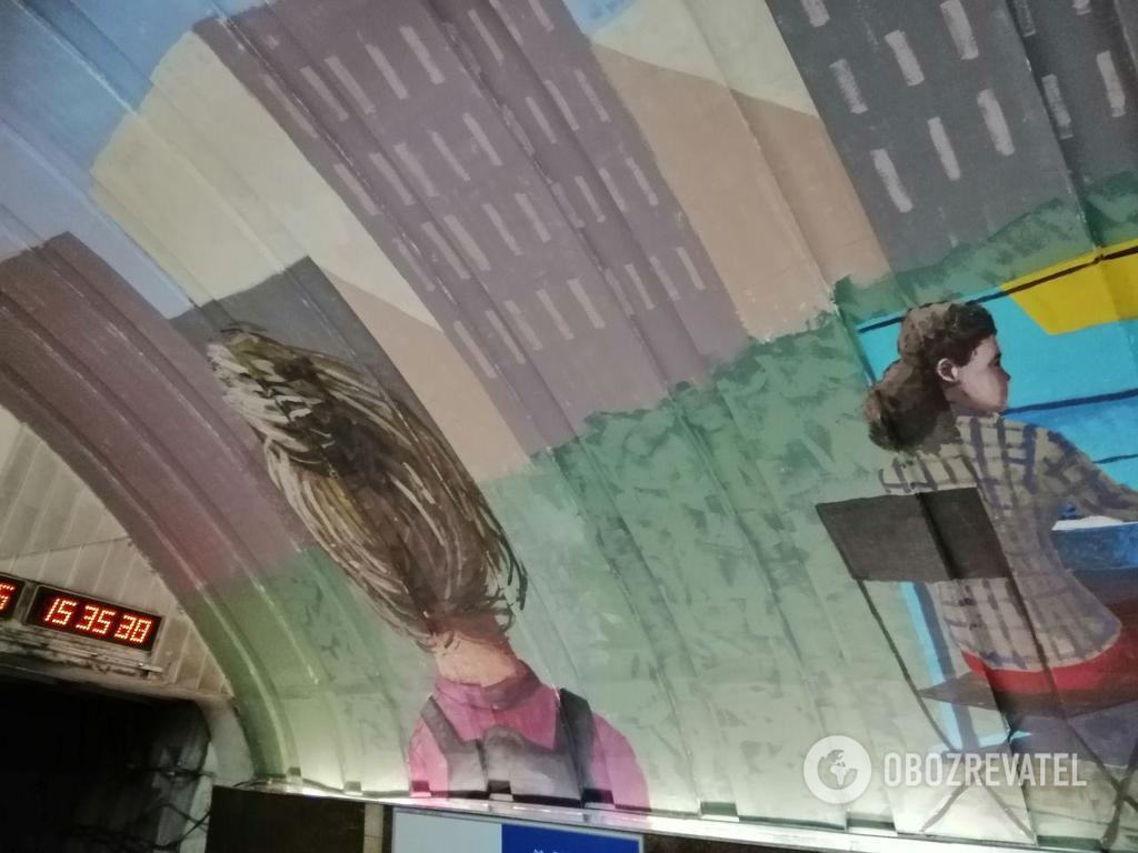 У метро Києва з'явився новий мурал: яскраві фото