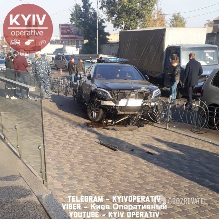 В Киеве авто вылетело на тротуар: фото масштабного ДТП