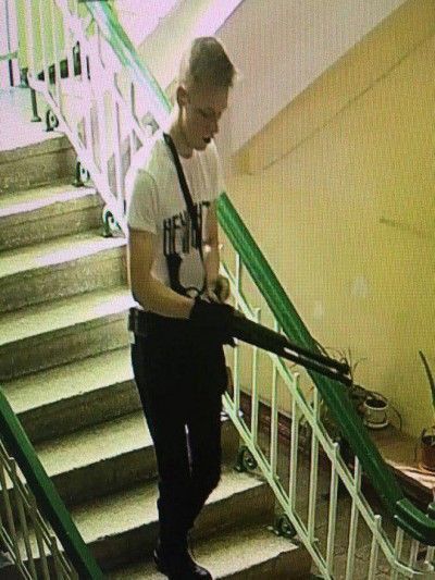 Влад Росляков зі зброєю у момент розстрілу в коледжі