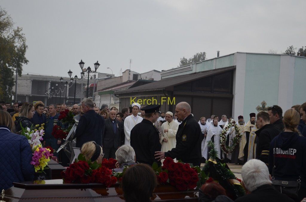 Город в слезах: в Керчи простились с жертвами стрелка. Фото и видео