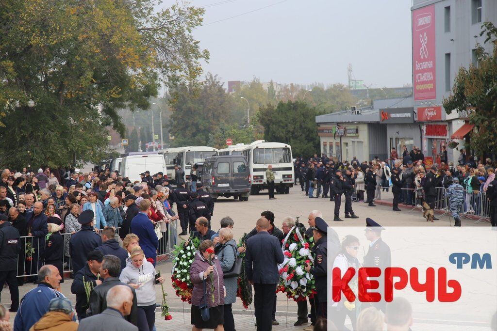 Город в слезах: в Керчи простились с жертвами стрелка. Фото и видео