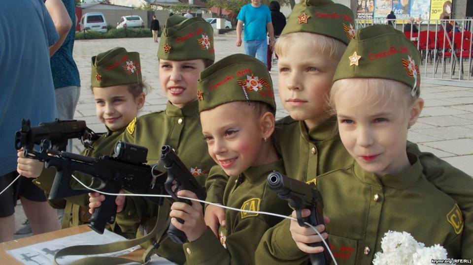 Бійня у Керчі: в мережі показали знакові фото дітей зі зброєю у Криму