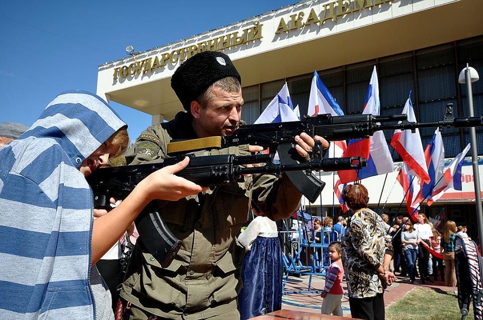 Бойня в Керчи: знаковые фото детей с оружием в Крыму