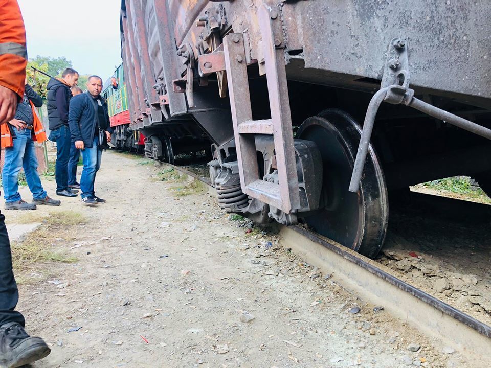 Під загрозою житлові будинки: в Ужгороді сталася надзвичайна подія із потягом