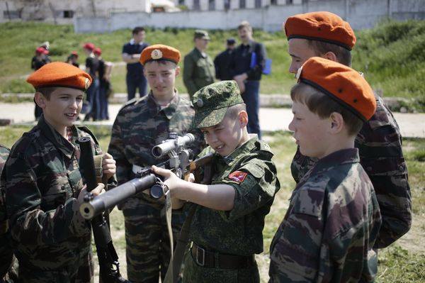 Бойня в Керчи: знаковые фото детей с оружием в Крыму