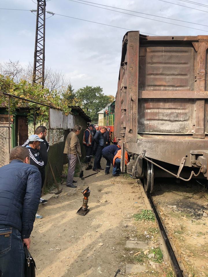 Під загрозою житлові будинки: в Ужгороді сталася надзвичайна подія із потягом