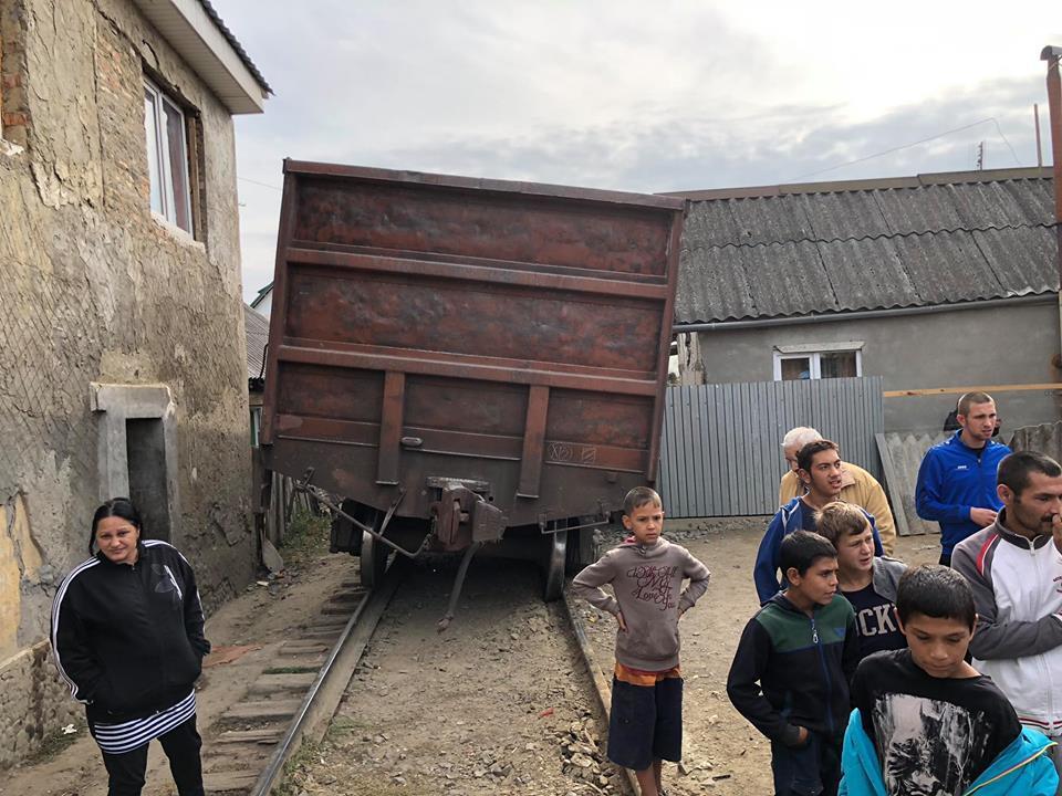 Під загрозою житлові будинки: в Ужгороді сталася надзвичайна подія із потягом