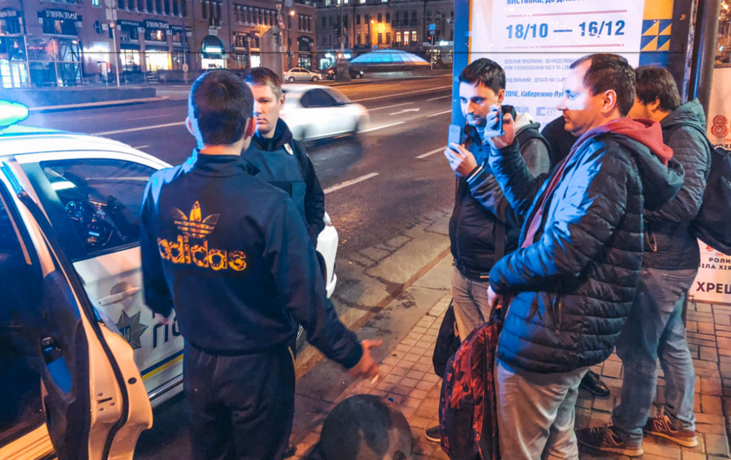 Плакал и обзывался: в центре Киева заметили неадекватного человека 