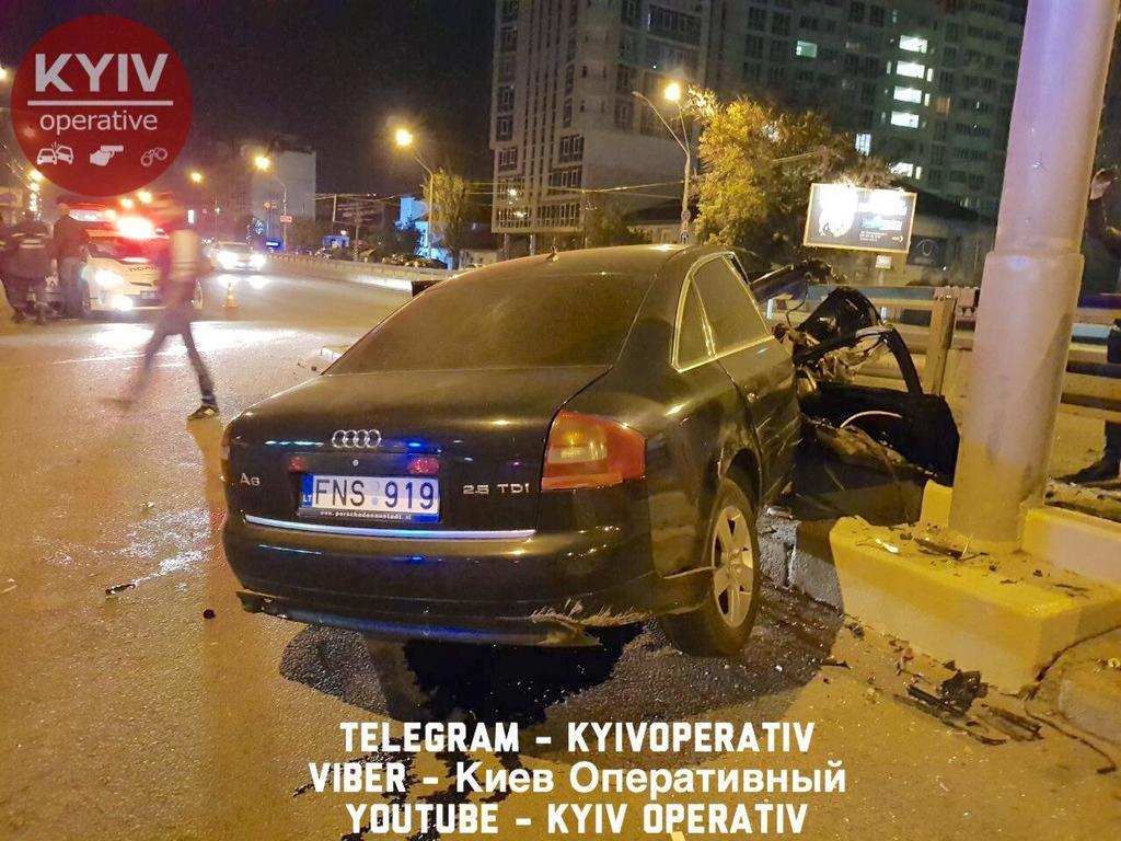 Машина всмятку: в Киеве разбился пьяный полицейский