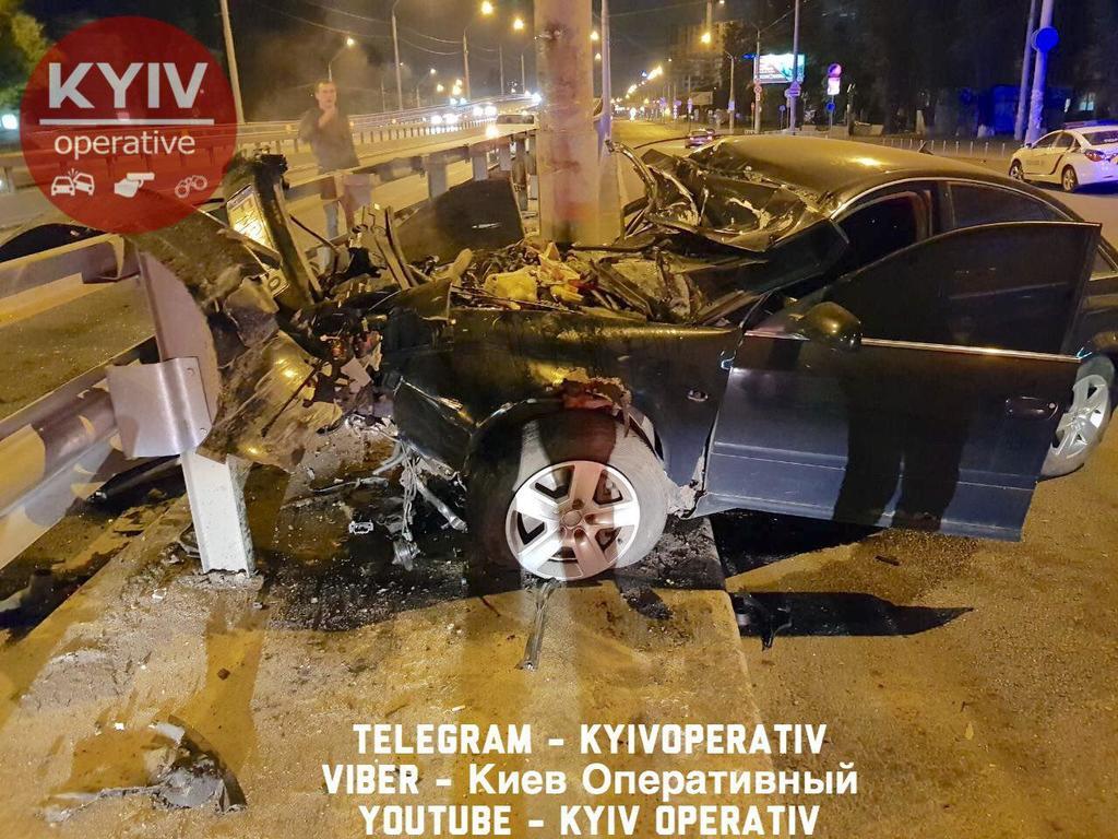 Машина всмятку: в Киеве разбился пьяный полицейский