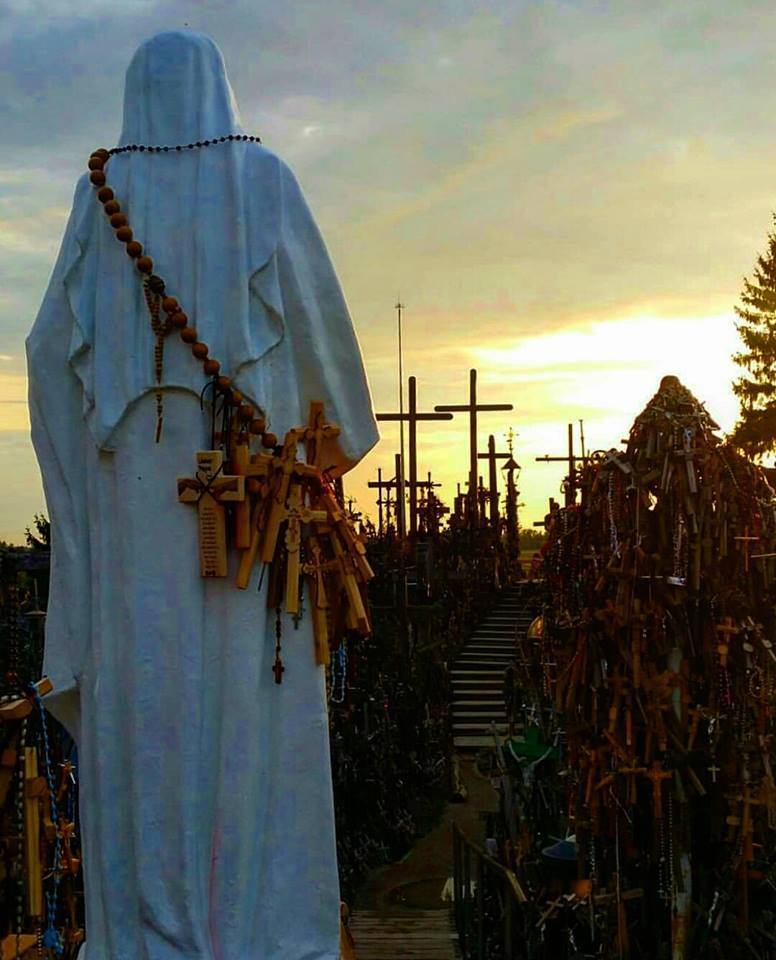 Гора Хрестів: у мережі з'явилися яскраві фото незвичайного місця у Литві