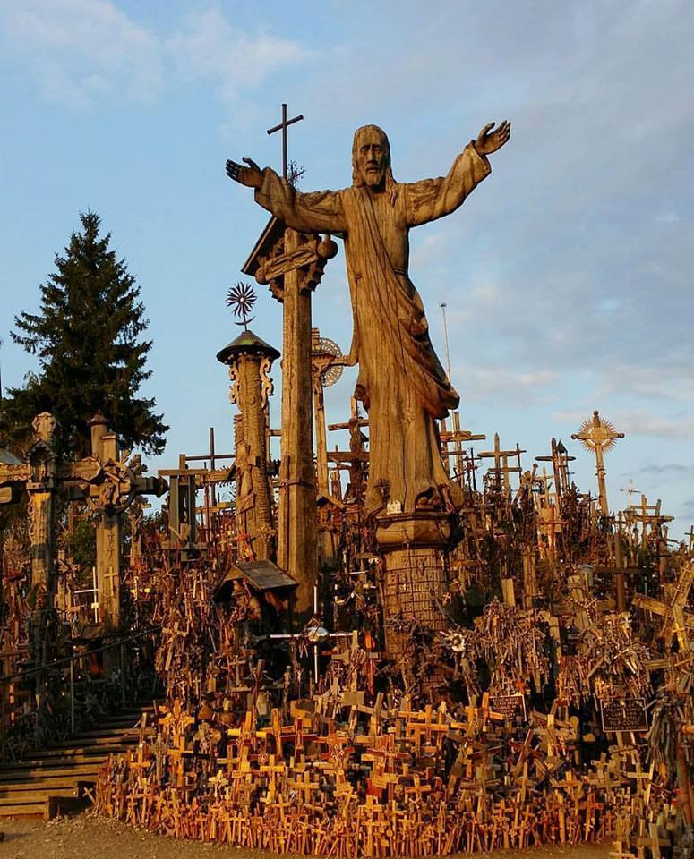 Гора Крестов: в сети появились яркие фото необычного места в Литве