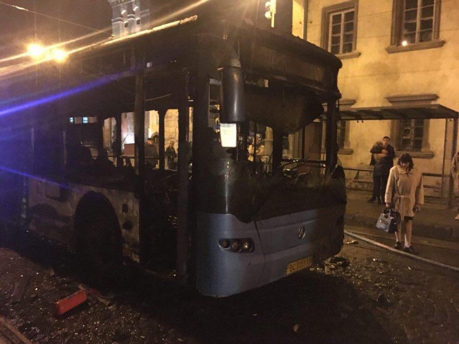 ''Люди живые?'' Во Львове на ходу загорелся автобус