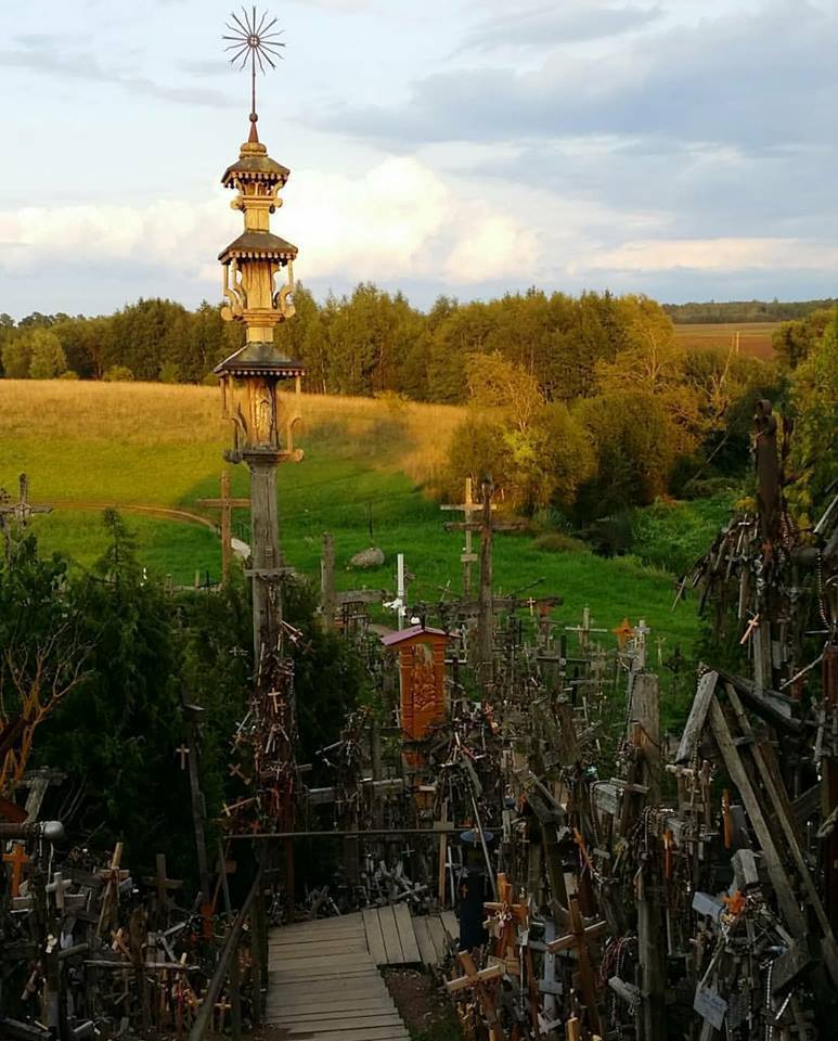 Гора Крестов: в сети появились яркие фото необычного места в Литве