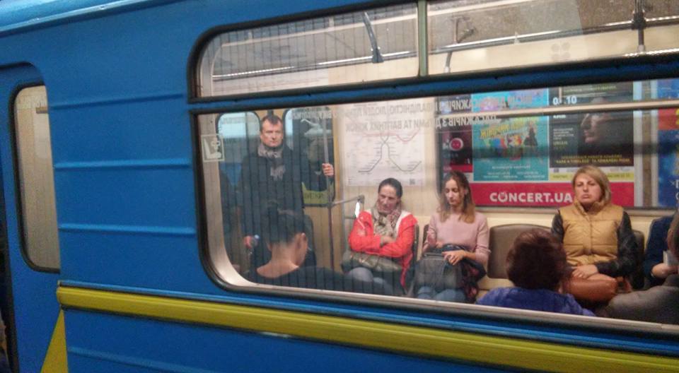 ''Воняет от твоего жлобского языка!'' В метро Киева украинофобка устроила скандал