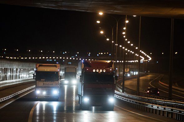 Путін пустив невідомі вантажі на український півострів: фото і відео з Кримського мосту