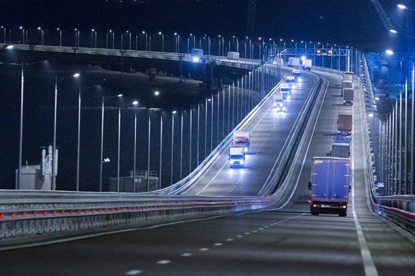 Путін пустив невідомі вантажі на український півострів: фото і відео з Кримського мосту