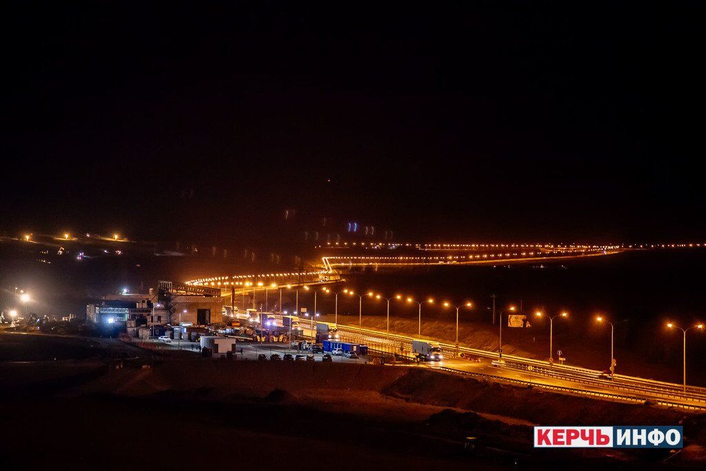 Путин пустил неизвестные грузы на украинский полуостров: фото и видео с Крымского моста