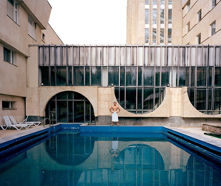 ''Разруха и запустение'': фотографы показали ''былое величие'' Украины и России