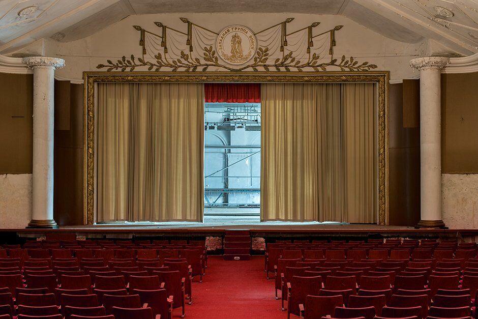 ''Разруха и запустение'': фотографы показали ''былое величие'' Украины и России