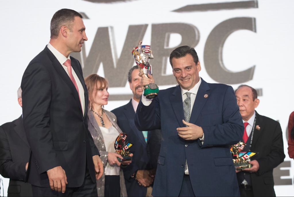 "200 тис. дол. на зал боксу у Маріуполі": Кличко підвів підсумки благодійного аукціону