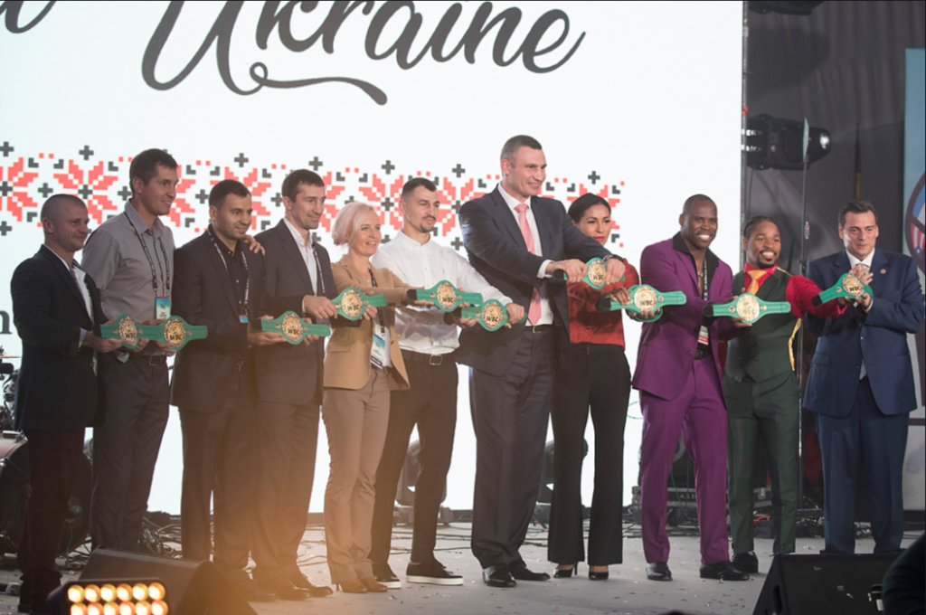 "200 тис. дол. на зал боксу у Маріуполі": Кличко підвів підсумки благодійного аукціону