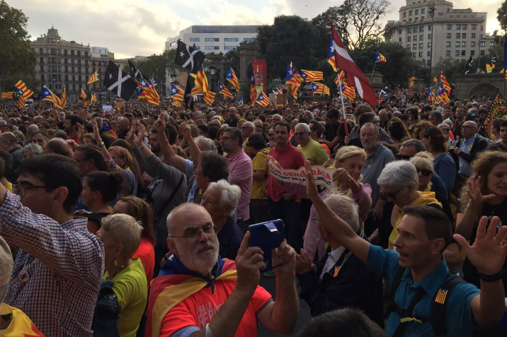  В Барселоне сепаратисты устроили массовые беспорядки: все подробности, фото и видео