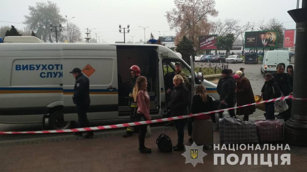 Эвакуировали 800 человек: во Львове ''минировали'' железнодорожный вокзал