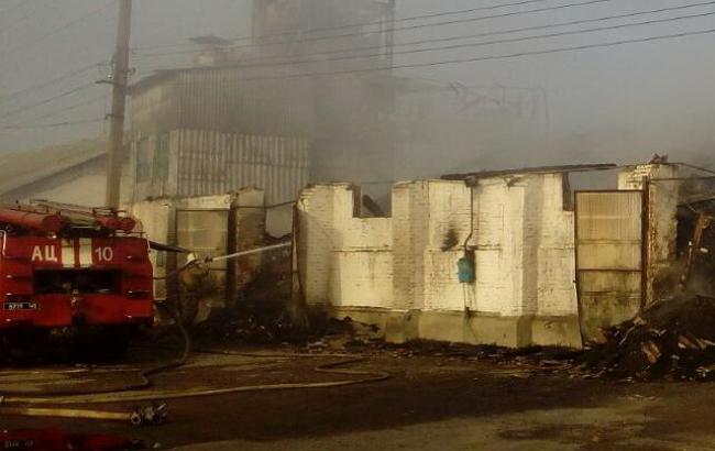 Згоріли тонни зерна: на Харківщині спалахнула велика пожежа на складах