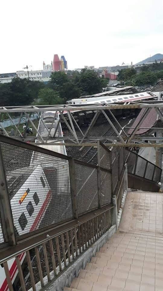 На Тайвані потяг зійшов з рейок: десятки загиблих і поранених. Перші фото і відео