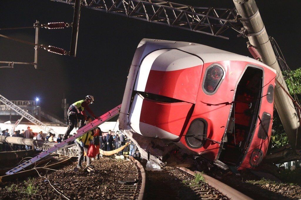 На Тайвані потяг зійшов з рейок: десятки загиблих і поранених. Перші фото і відео