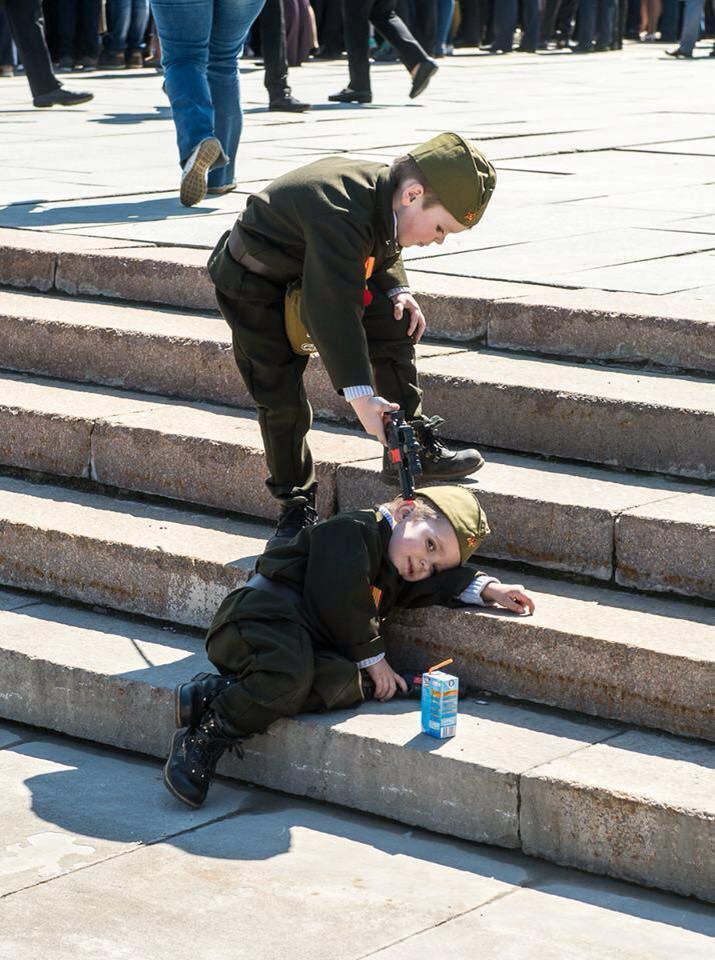 ''Готують терористів з пелюшок'': мережу шокувало поводження з дітьми в Росії