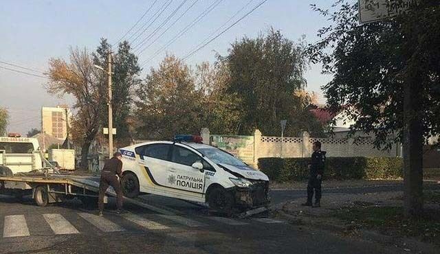 В Запорожье полицейский автомобиль протаранил иномарку  