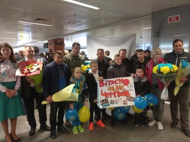 ''Тільки початок!'' Збірна України тріумфально повернулася з Юнацької Олімпіади