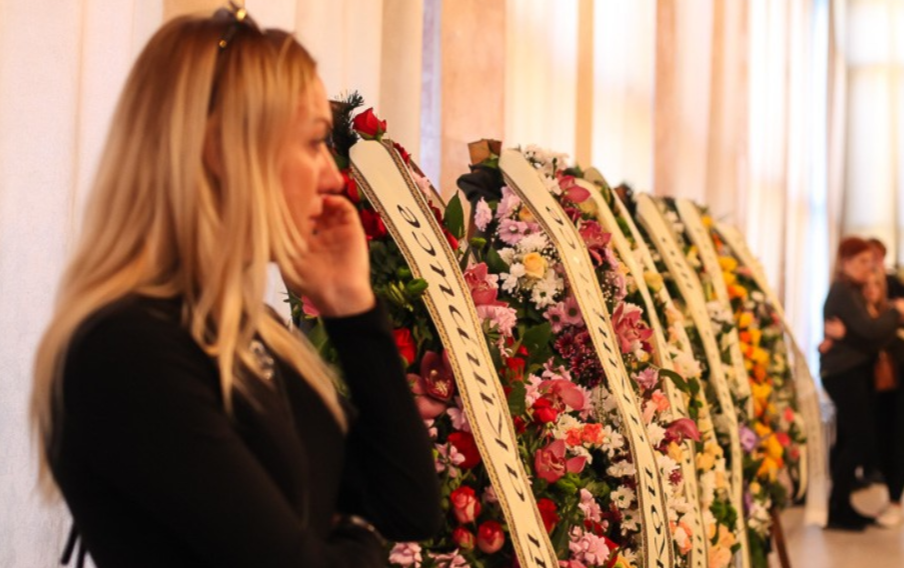 ''Не могли стримати сліз'': у Житомирі попрощалися із загиблою Поплавською