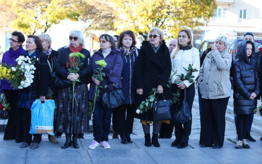''Не могли стримати сліз'': у Житомирі попрощалися із загиблою Поплавською