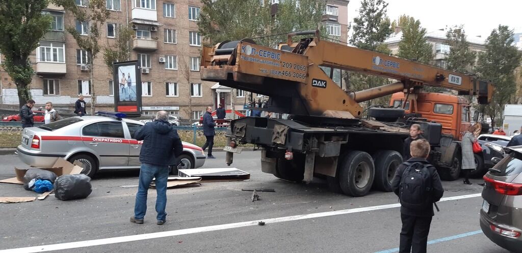 В центре Киева КамАЗ без тормозов снес 20 авто: фото и видео масштабного ДТП