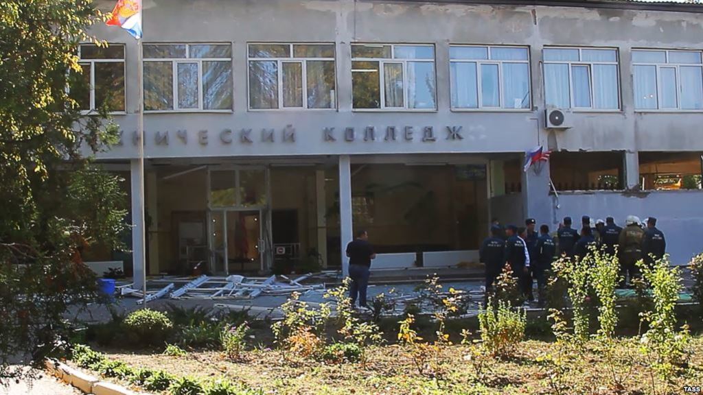 Люди в масках і огляди: керченський коледж вперше відкрили після трагедії